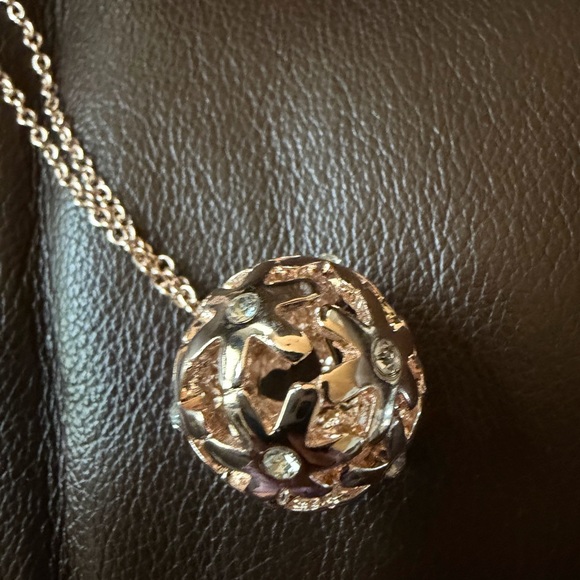 Guess Pocket Full of Posies Goldtone Flower Ball Rhinestone Pendant Necklace NWT - Picture 2 of 5